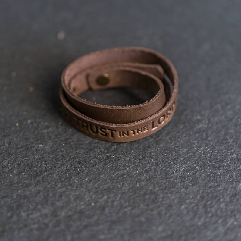 Vertrau Auf Den Herrn Lederarmband | 2022 Jugend Thema Junge Frauen Geschenk Lds Jugendschrift Sprüche 3 Weihnachtsgeschenk von OxAndPine