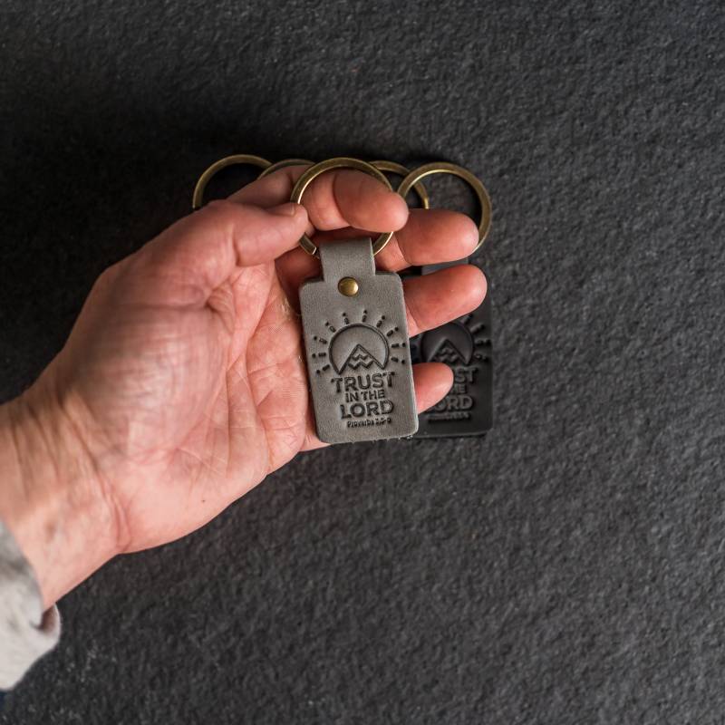 Vertrauen Sie Dem Herrn Rechteck Leder Schlüsselanhänger | 2022 Jugend Thema Junge Frauen Geschenk Lds Jugendschrift Sprüche 3 Weihnachtsgeschenk von OxAndPine
