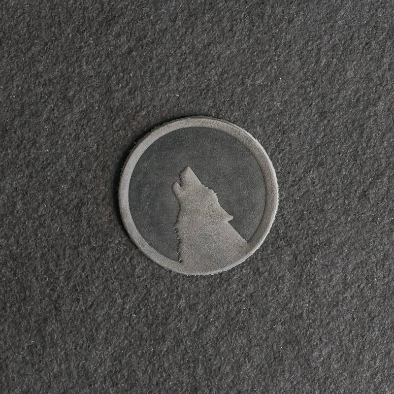 Wolf Leder Aufnäher |Optional Klettverschluss| 2, 25 "x 2, 25" Kreis |Howling Silhouette Für Rucksäcke & Mehr | Weihnachtsgeschenk von OxAndPine