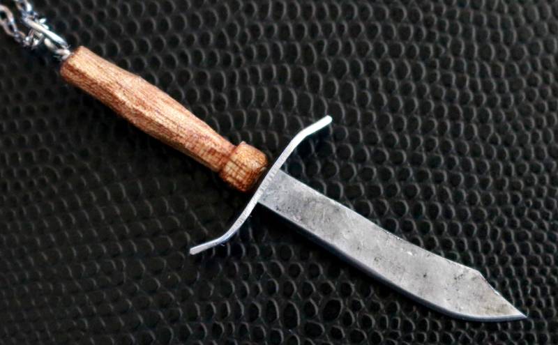 Halskette Mit Bowiemesser Halskette Mit Bowiemesser von OxBrandForge