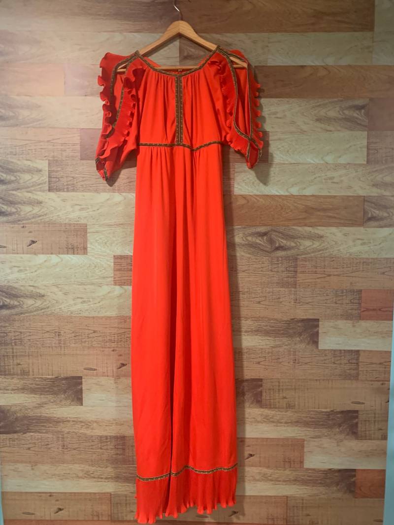 70S Langes Kleid Mit Rüschenärmeln Und Rosenborte in Rot von OxEyedVintage