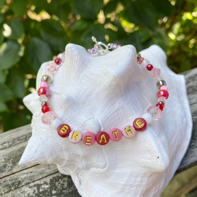 Atmen Armband, Inspirierendes Yoga Rosa Boho Armband Atmen Armband, Inspirierendes Yoga Rosa Boho Armband von OxfordCommaStore