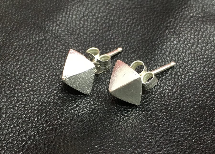 4-Seitig Silber Pyramidennieten 4-Seitig Silber Pyramidennieten von Oxume