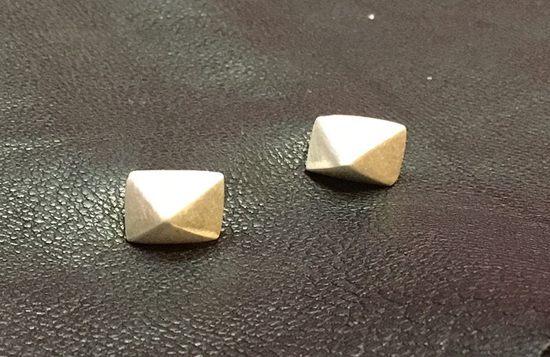 Rechteckige 4-Seitig Silber Pyramiden-Nieten Rechteckige 4-Seitig Silber Pyramiden-Nieten von Oxume
