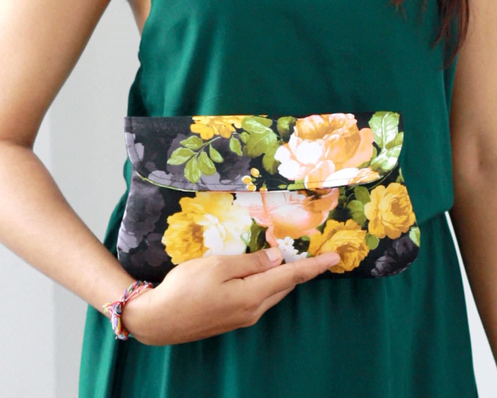 Baumwolle Clutch, Schwarze Und Gelbe Blumen Brautjungfer Geschenk, Clutch Geldbörse Baumwolle Clutch, Schwarze Und Gelbe Blumen Brautjungfer Geschenk, Clutch Geldbörse von Oyeta