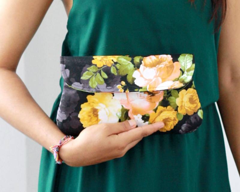 Baumwolle Clutch, Schwarze Und Gelbe Blumen Brautjungfer Geschenk, Clutch Geldbörse Baumwolle Clutch, Schwarze Und Gelbe Blumen Brautjungfer Geschenk, Clutch Geldbörse von Oyeta