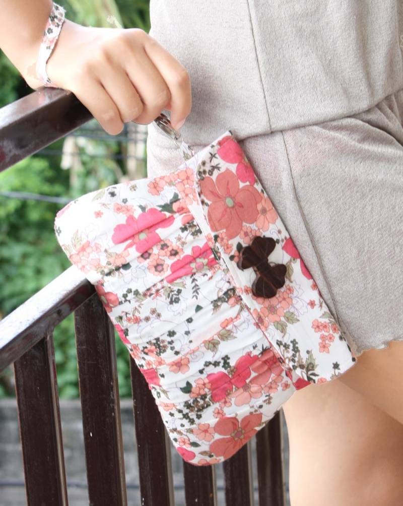 Gefaltete Kupplung Geldbeutel in Pastell Rosa Und Pfirsich Blüten Gefaltete Kupplung Geldbeutel in Pastell Rosa Und Pfirsich Blüten von Oyeta