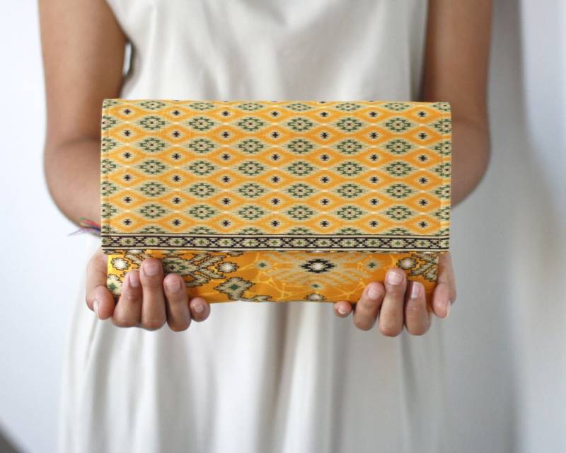 Gelbe Batik Umschlag Clutch Handgelenktasche Aus Baumwolle Gelbe Batik Umschlag Clutch Handgelenktasche Aus Baumwolle von Oyeta