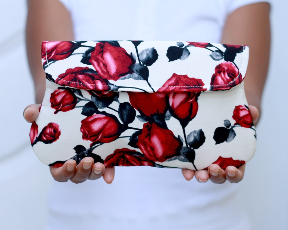 Weiße, Rote Und Schwarze Rosen Clutch, Halloween Rosentasche, Rosentasche, Rose Handtasche, Florale Clutch Tasche, Brautjungfern Weiße, Rote Und Schwarze Rosen Clutch, Halloween Rosentasche, Rosentasche, Rose Handtasche, Florale Clutch Tasche, Brautjungfern von Oyeta