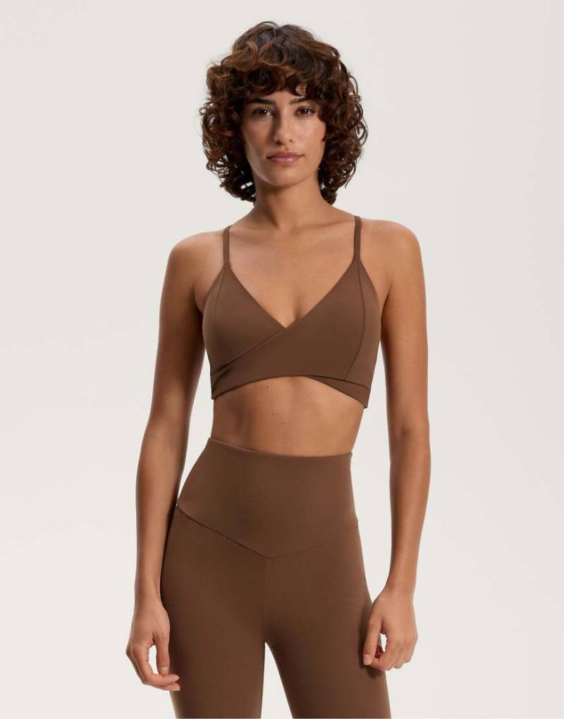 OYSHO - Comfortlux - Crossover-Sport-BH in Braun mit mittlerer Stützfunktion und Körbchen von Oysho