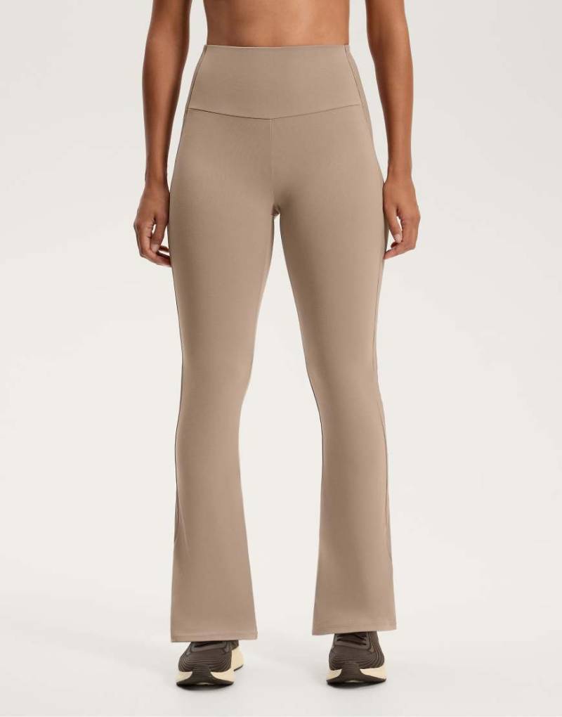 OYSHO - Comfortlux - Gerippte Schlaghose in mittlerem Nerzbraun mit hohem Bund-Grau von Oysho