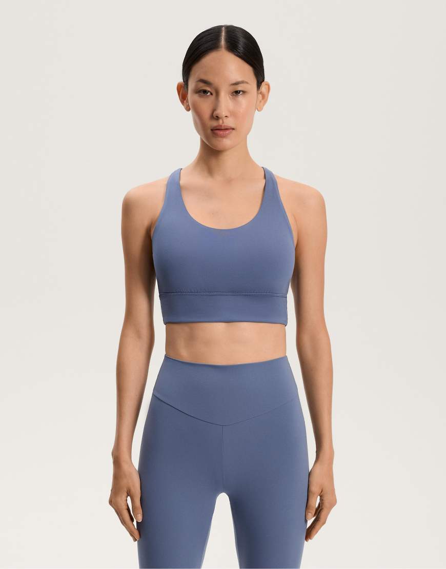 OYSHO - Comfortlux - Sport-BH in Blaubeere mit mittlerer Stützfunktion und Körbchen von Oysho