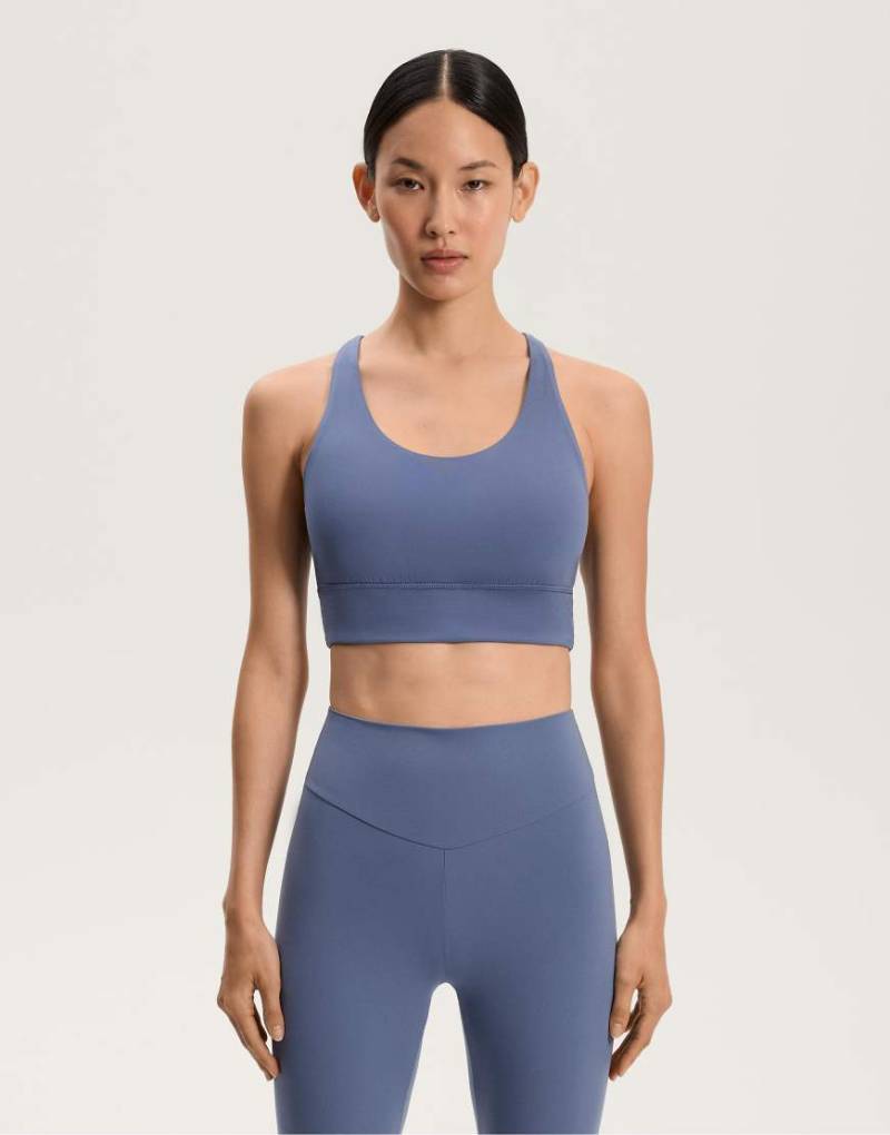 OYSHO - Comfortlux - Sport-BH in Blaubeere mit mittlerer Stützfunktion und Körbchen von Oysho