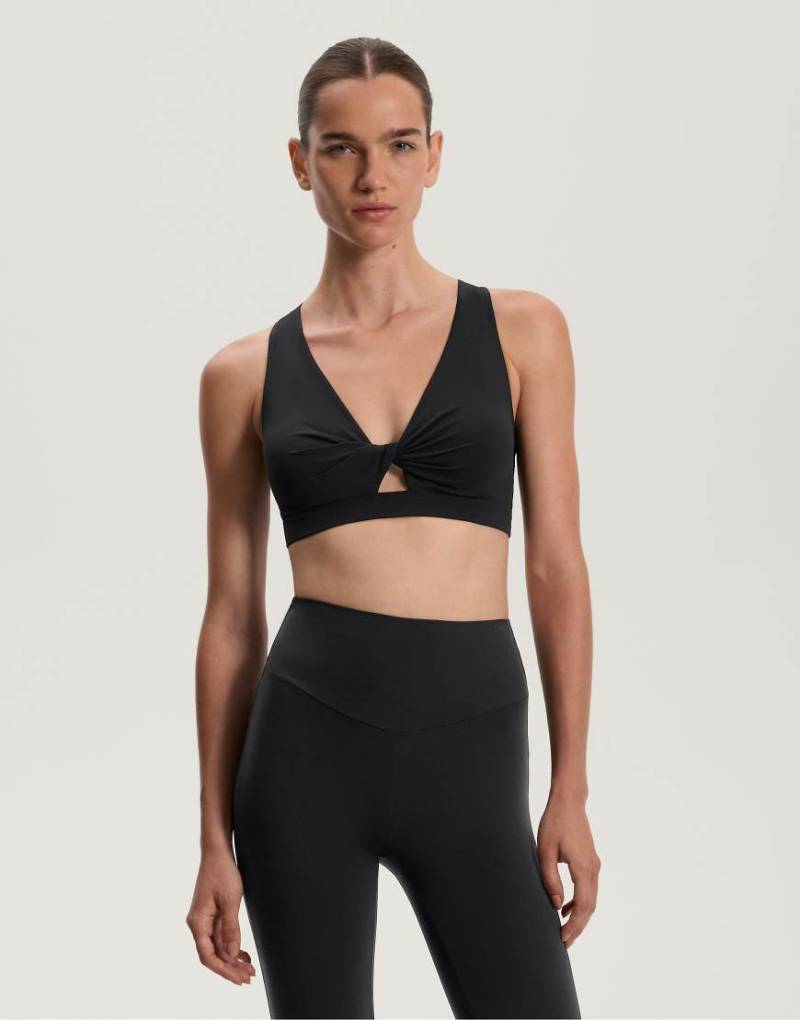 OYSHO - Comfortlux - Sport-BH in Schwarz mit Cups, verdrehtem Detail und mittlerer Stützfunktion von Oysho