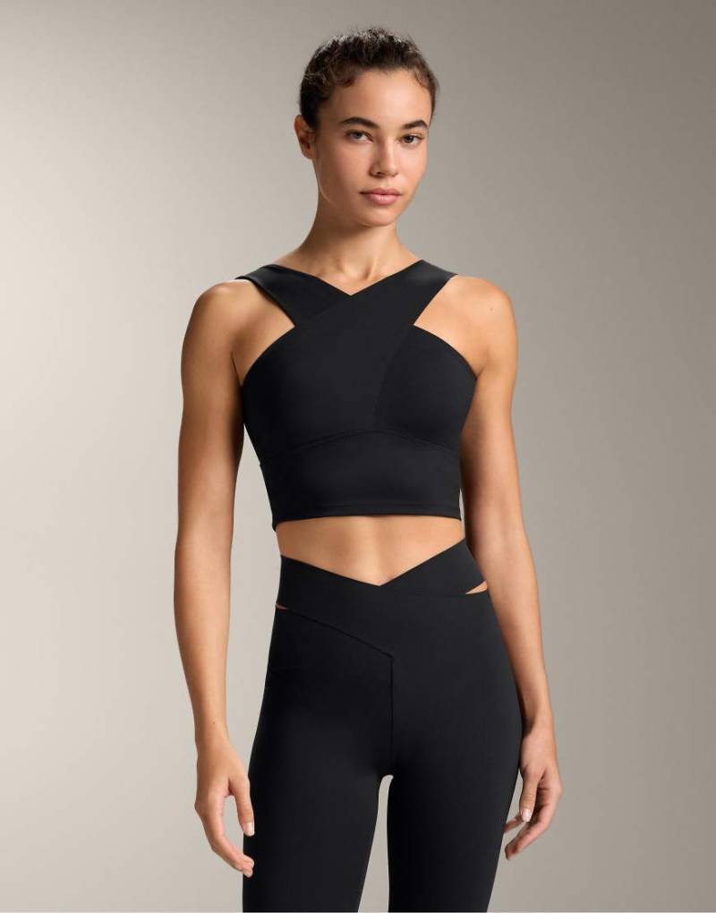 OYSHO - Compressive - Tanktop in Schwarz mit überkreuztem Design von Oysho