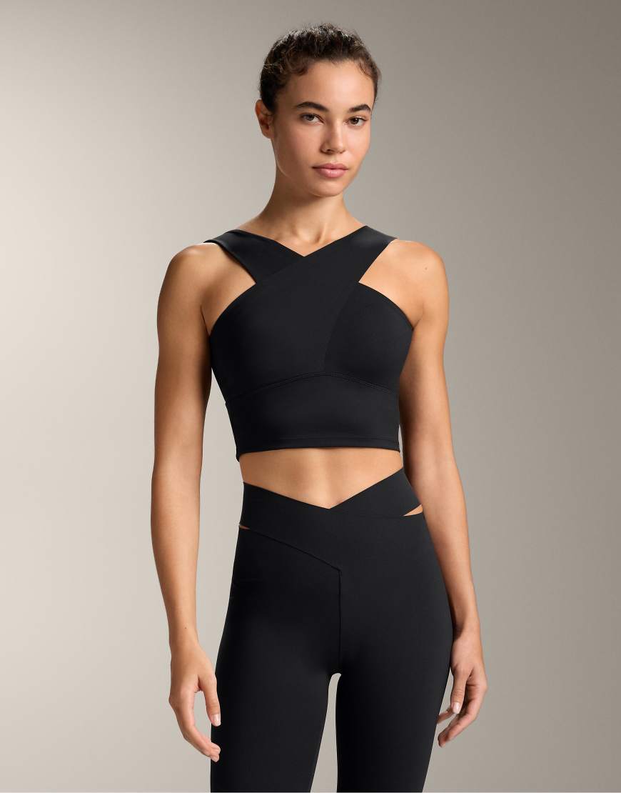 OYSHO - Compressive - Tanktop in Schwarz mit überkreuztem Design von Oysho