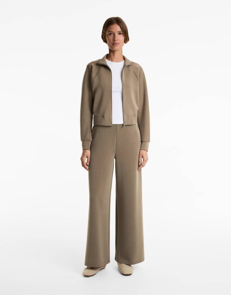OYSHO - Gerade geschnittene, gestreifte Hose in Mokka mit weichem Modal-Brown von Oysho