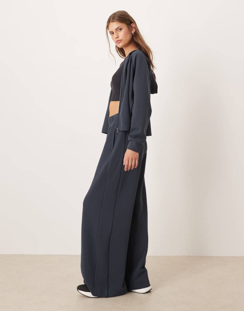 OYSHO - Gerippte Hose in Grau mit geradem Bein und 29% Modalanteil von Oysho