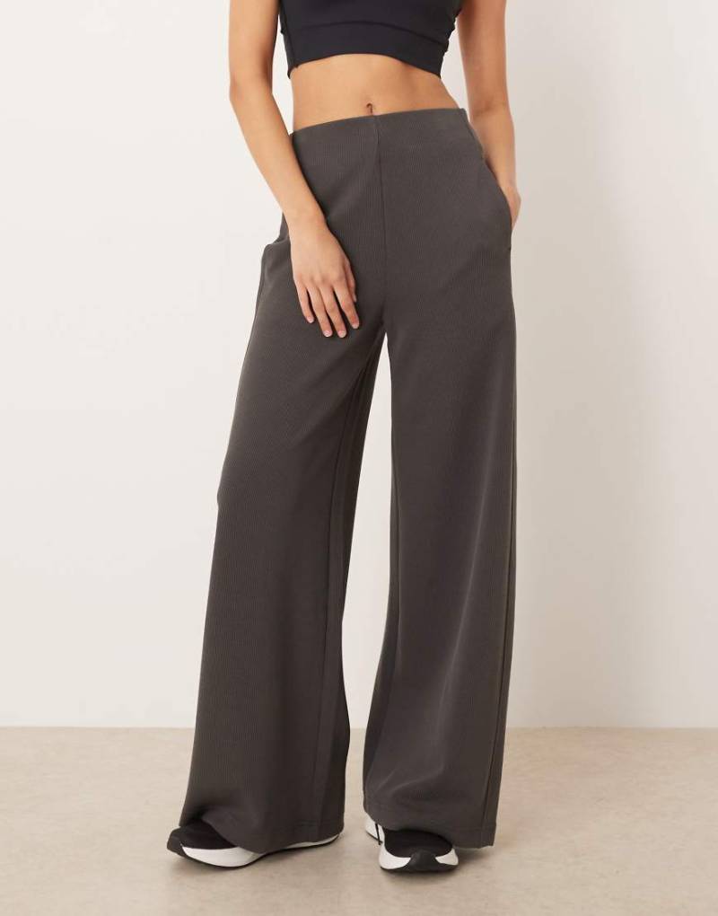 OYSHO - Gerippte Hose mit 29% Modal in dunklem Anthrazit mit weitem Beinschnitt und hohem Bund-Schwarz von Oysho