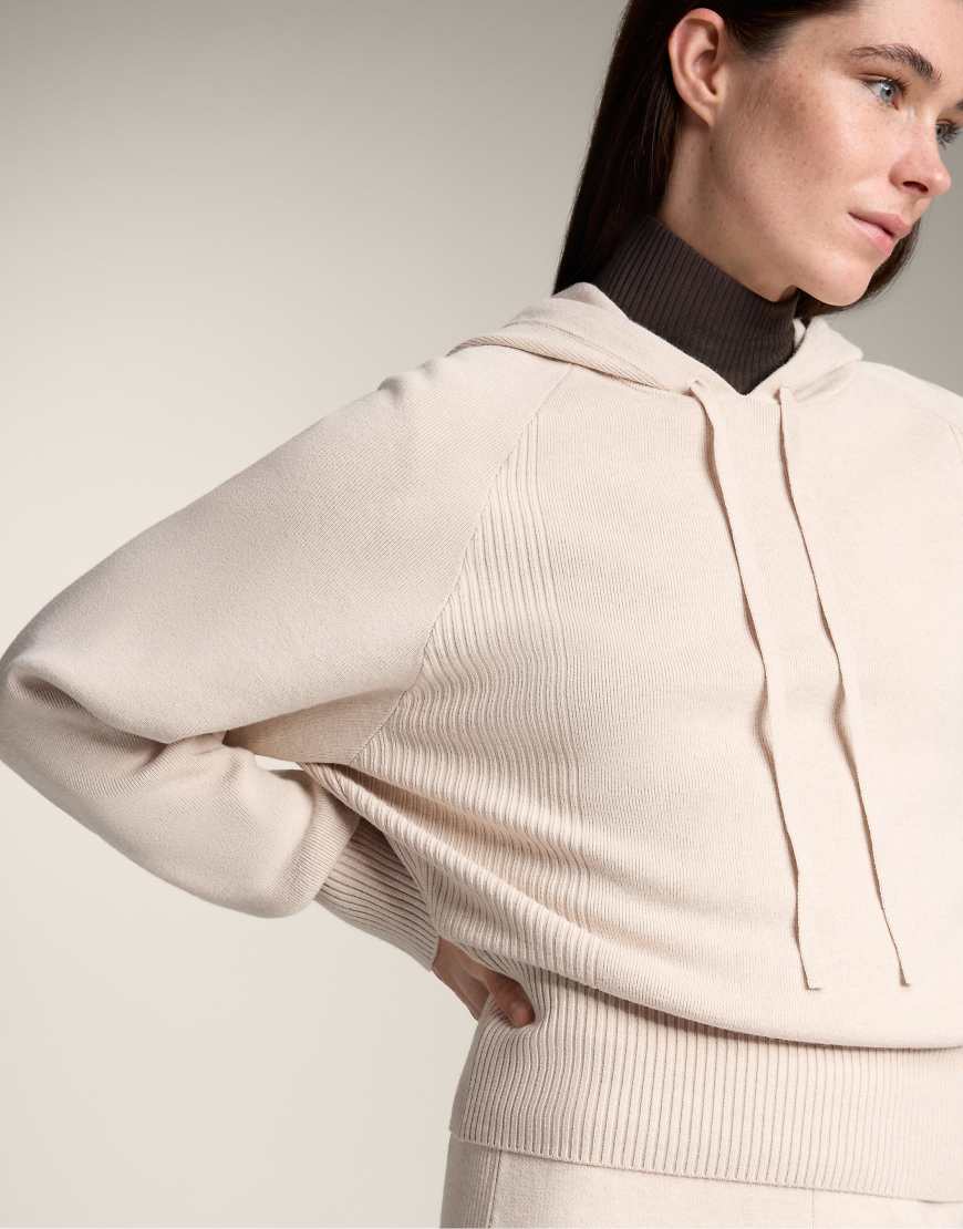 OYSHO - Gerippter, taillierter Pullover in Grau mit Kapuze mit Kordelzug von Oysho