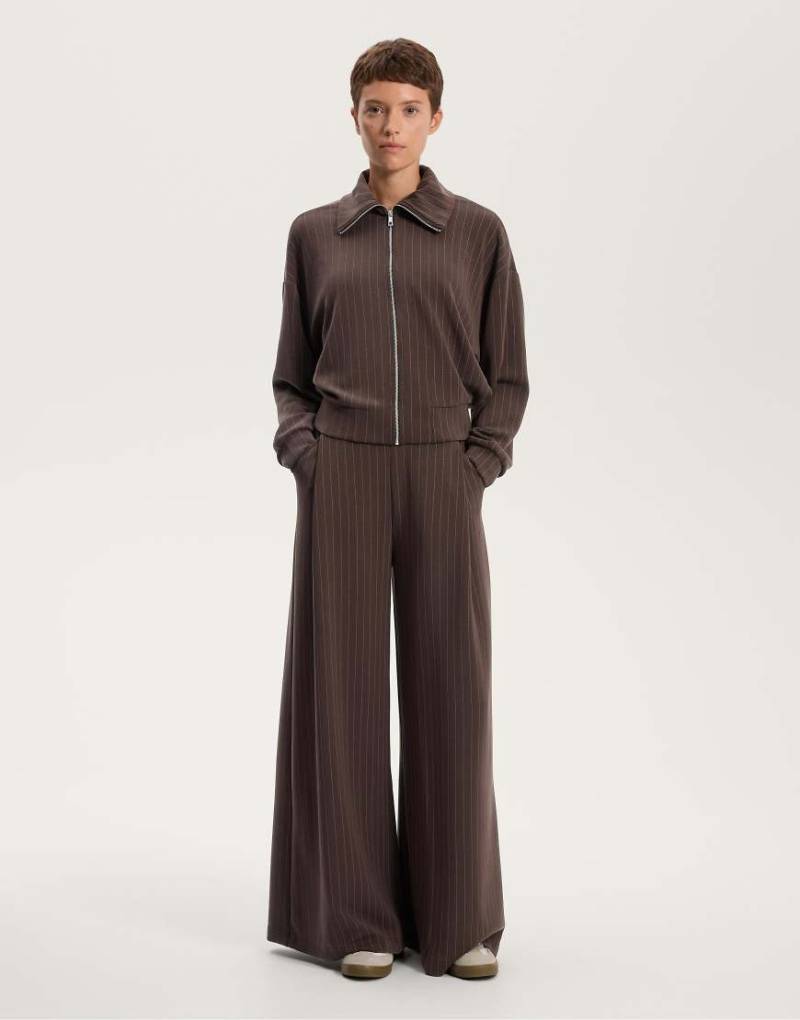 OYSHO - Gestreifte, kastige Jacke aus weichem Modal in Braun mit Rückenfalte-Brown von Oysho