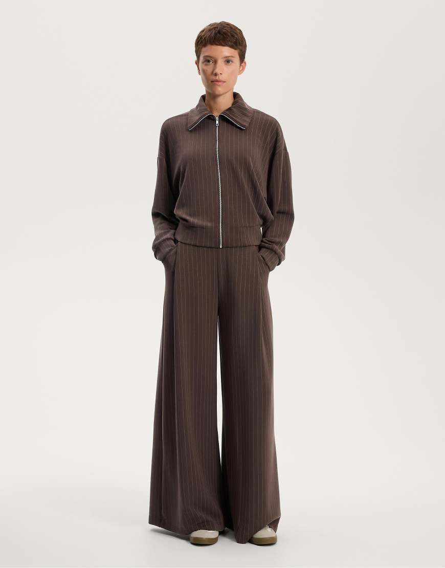 OYSHO - Gestreifte Hose aus weichem Modal in Braun mit weitem Bein-Brown von Oysho