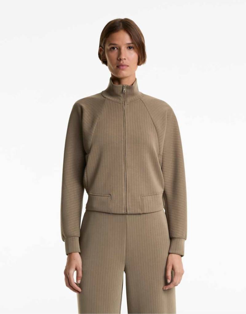OYSHO - Gestreifte Jacke in Mokkabraun aus weichem Modal mit hohem Kragen-Brown von Oysho