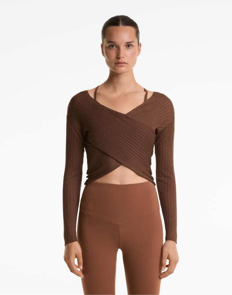OYSHO - Halbtransparenter Pullover aus Feinstrick in Braun mit überkreuztem Design und Rippenmuster von Oysho