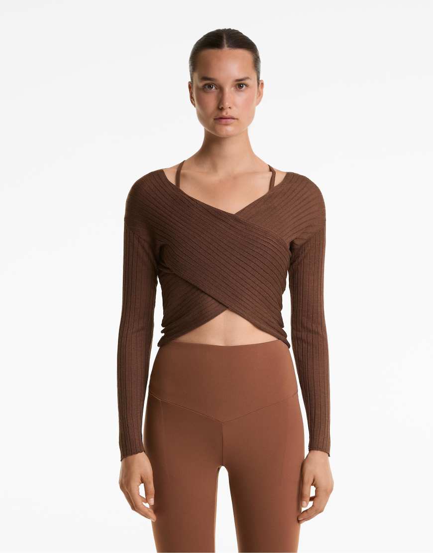 OYSHO - Halbtransparenter Pullover aus Feinstrick in Braun mit überkreuztem Design und Rippenmuster OYSHO - Halbtransparenter Pullover aus Feinstrick in Braun mit überkreuztem Design und Rippenmuster von Oysho