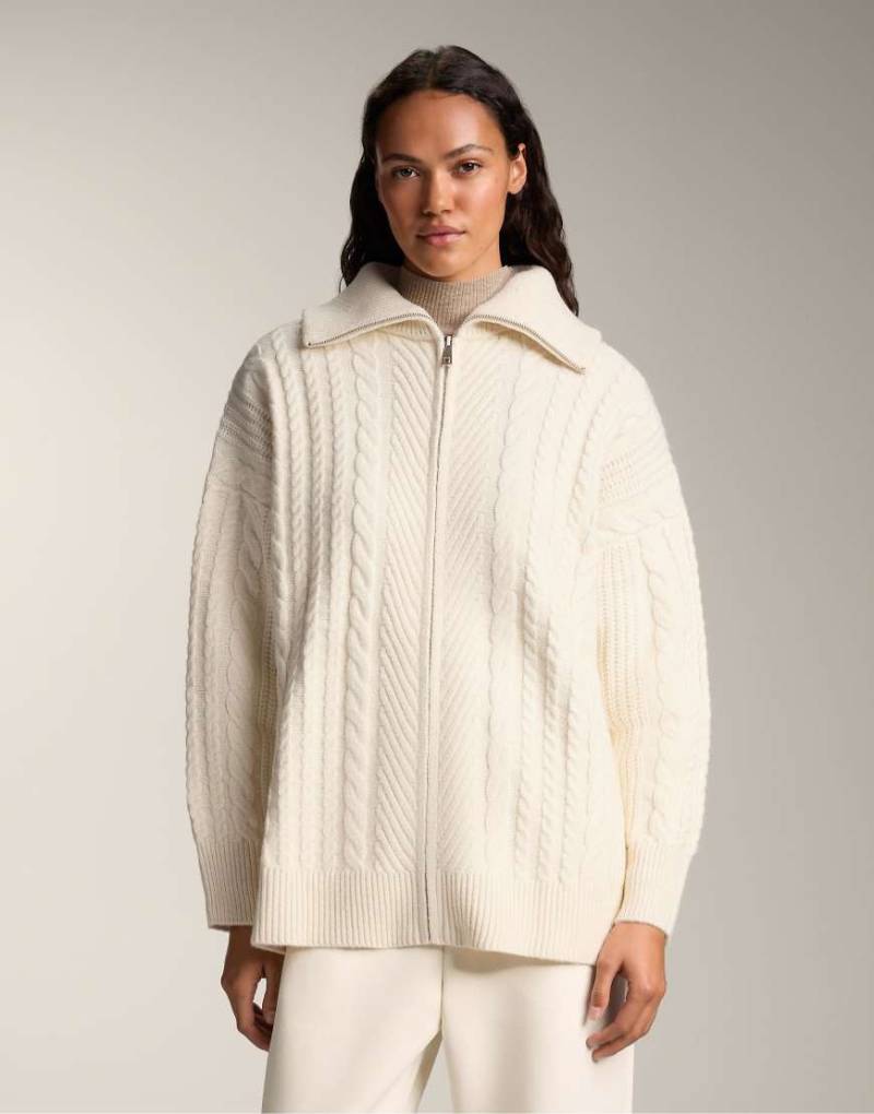 OYSHO - Hochgeschlossene Strickjacke in Ecru mit Zopfmuster-Neutral von Oysho