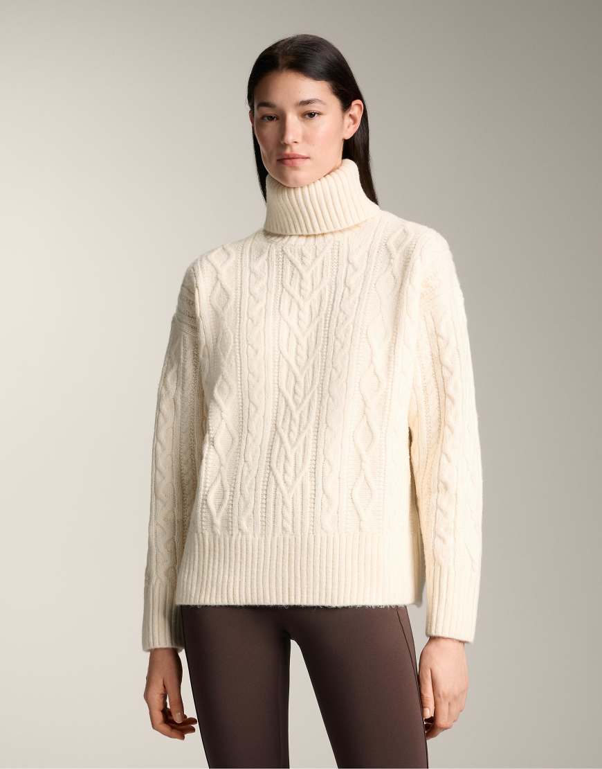 OYSHO - Hochgeschlossener Strickpullover in Ecru mit Zopfmuster-Neutral OYSHO - Hochgeschlossener Strickpullover in Ecru mit Zopfmuster-Neutral von Oysho