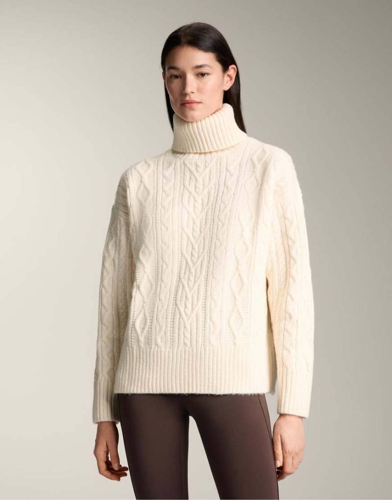 OYSHO - Hochgeschlossener Strickpullover in Ecru mit Zopfmuster-Neutral OYSHO - Hochgeschlossener Strickpullover in Ecru mit Zopfmuster-Neutral von Oysho
