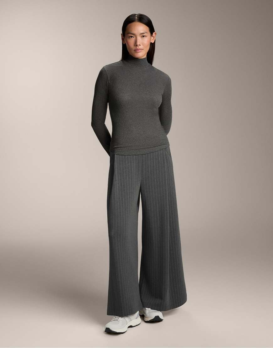 OYSHO - Hochgeschlossenes, geripptes T-Shirt aus Lyocell in Grau von Oysho