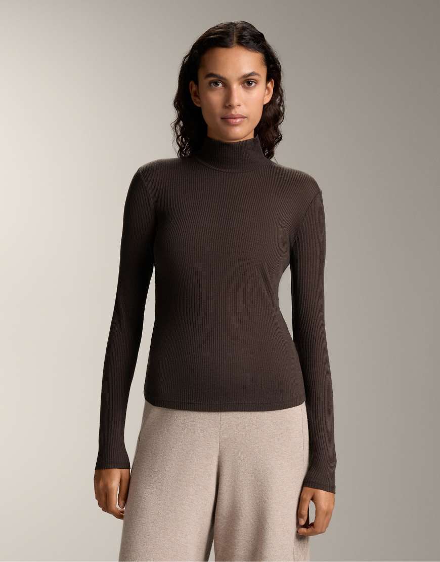 OYSHO - Hochgeschlossenes, geripptes T-Shirt in Braun mit Lyocell-Brown von OYSHO