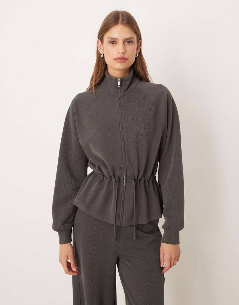 OYSHO - Jacke mit 29% Modal in dunklem Anthrazit mit verstellbarer Taille-Schwarz von Oysho