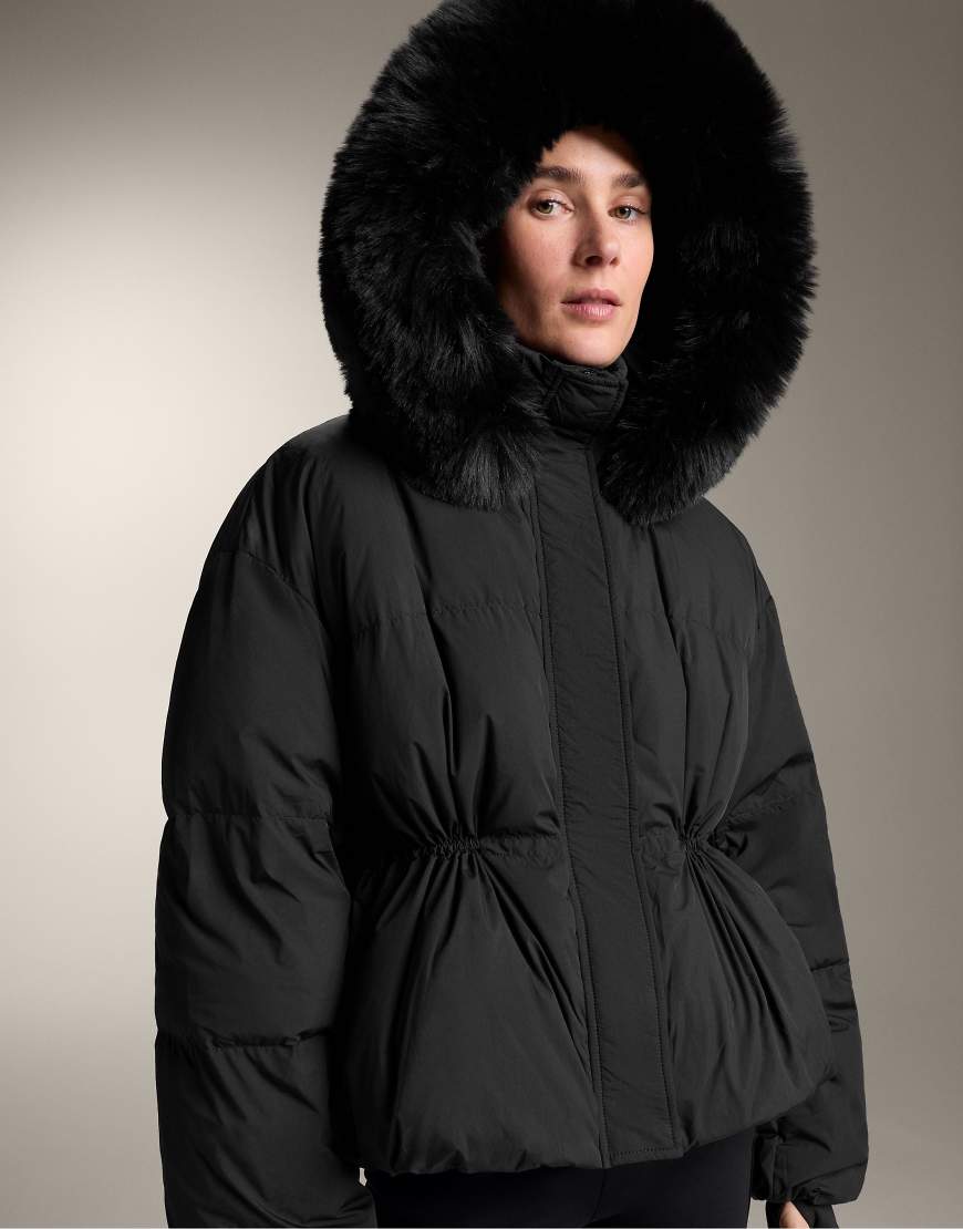 OYSHO - Kurze, mit 100% Daunen wattierte Jacke in Schwarz von Oysho