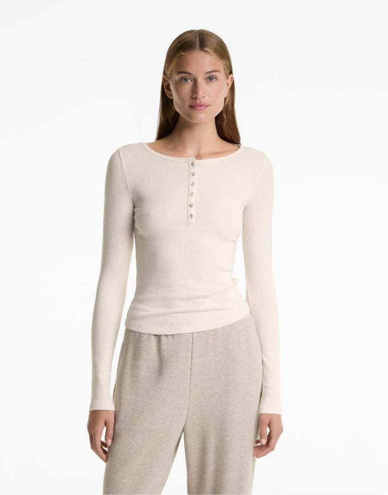 OYSHO - Langärmliges, geripptes Oberteil in meliertem Sandbeige mit Knopfleiste und Baumwolle sowie Modal-Brown von Oysho