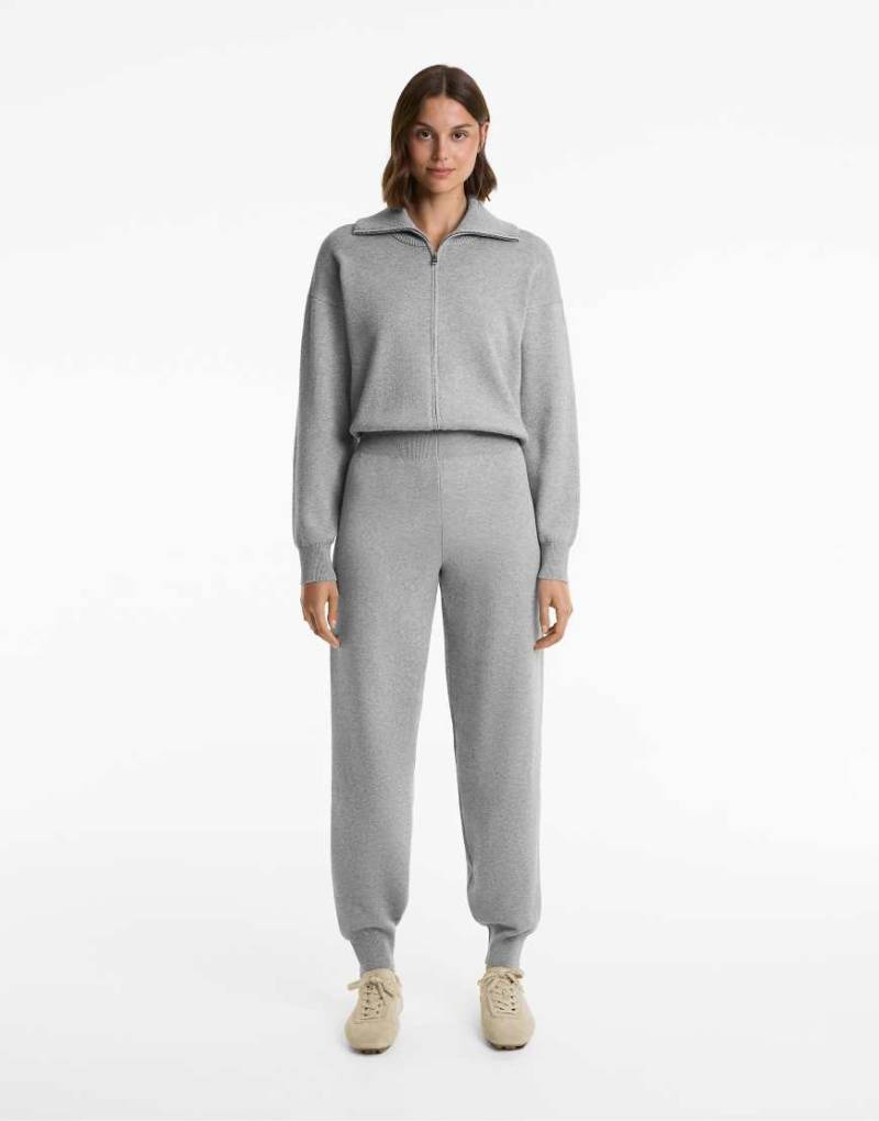 OYSHO - Langer Strick-Jumpsuit in Schwarz mit kurzem Reißverschluss von OYSHO