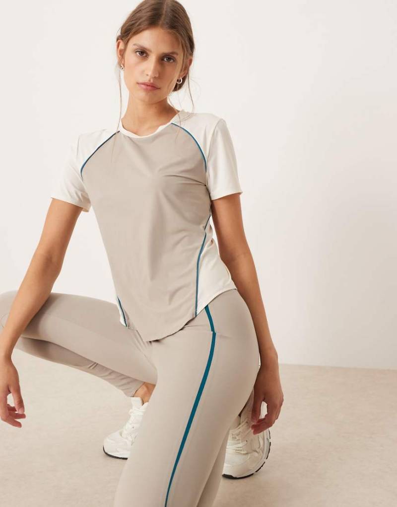 OYSHO - Lines - Kurzärmliges Funktions-T-Shirt in Nerzbeige-Brown von Oysho