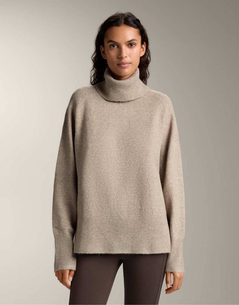 OYSHO - Oversize-Strickpullover in meliertem Nerzbraun mit Rollkragen-Brown von Oysho