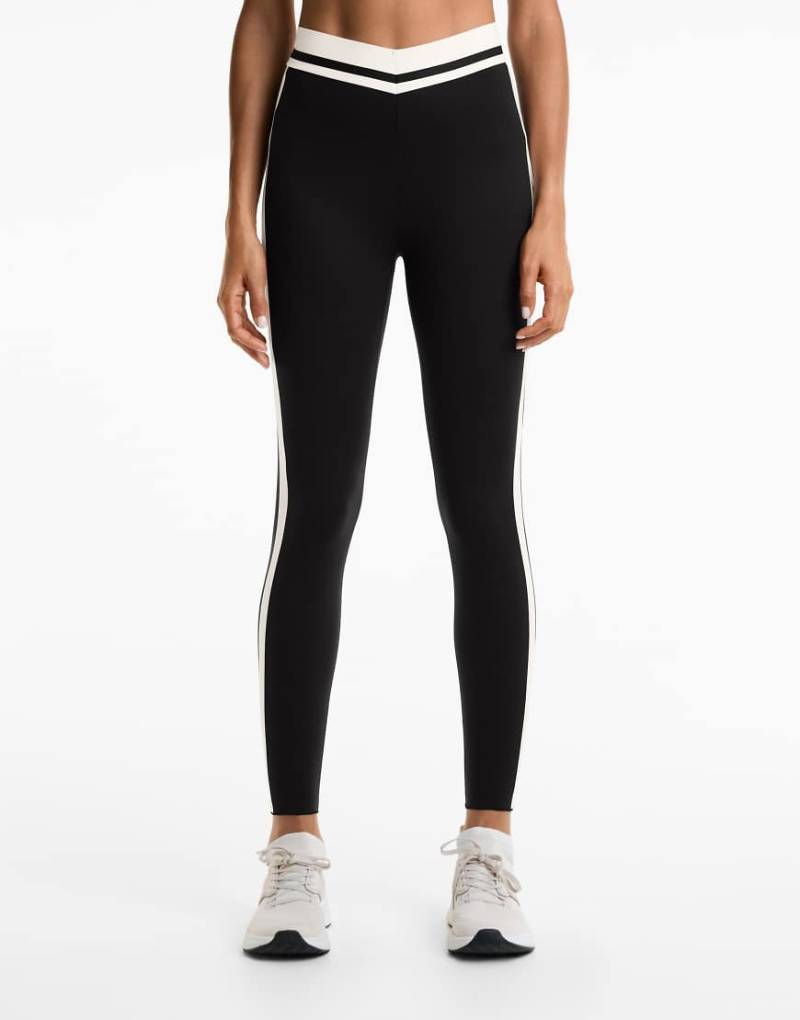 OYSHO - Perfect-Adapt - Knöchellange Leggings in Schwarz mit hohem Bund (65 cm) und Seitenstreifen von Oysho