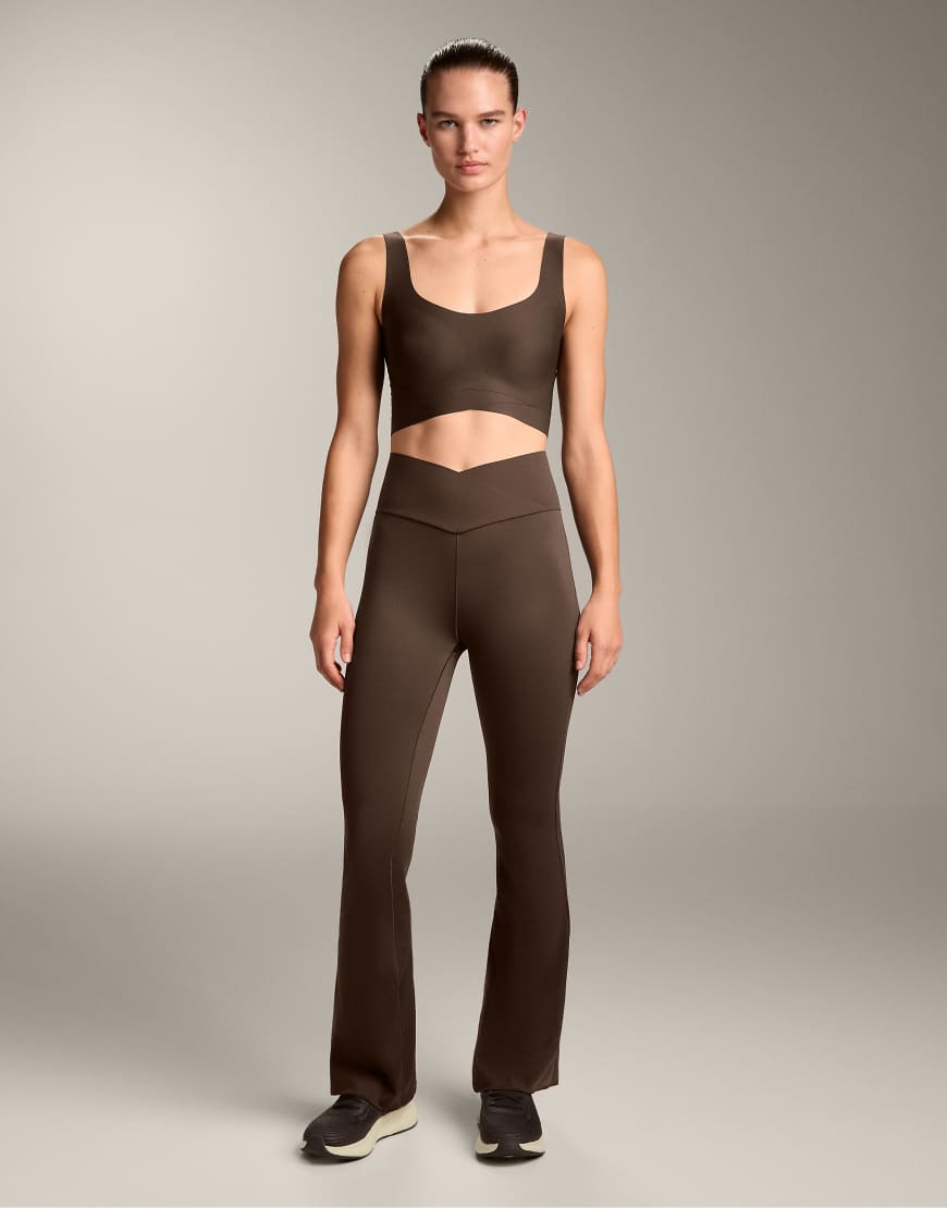 OYSHO - Perfect-Adapt - Schlaghose in Braun mit überkreuztem, v-förmigem Bund-Brown von Oysho