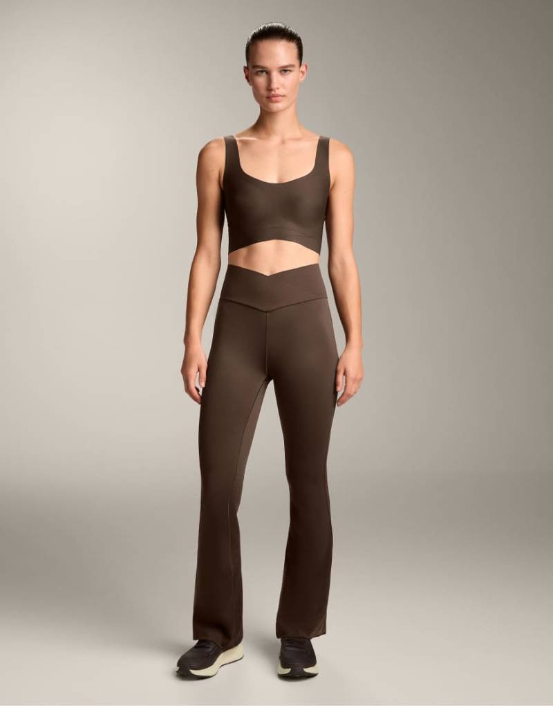 OYSHO - Perfect-Adapt - Schlaghose in Braun mit überkreuztem, v-förmigem Bund-Brown von Oysho