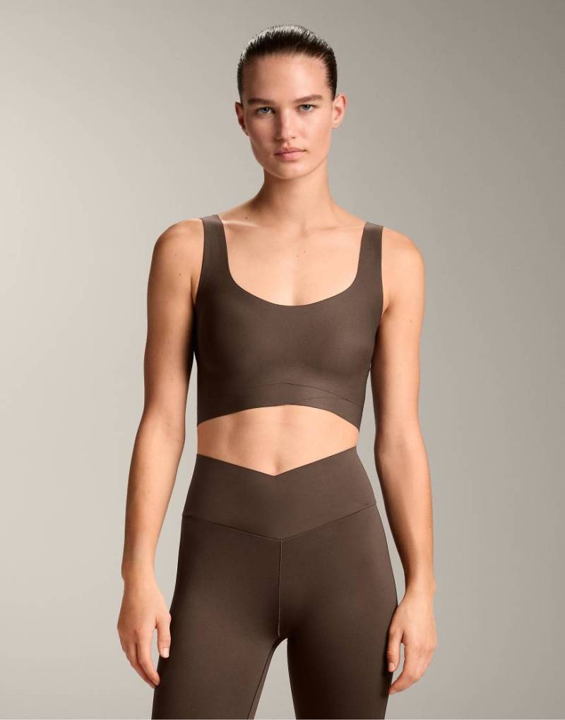 OYSHO - Perfect-Adapt - Sport-BH in Braun mit mittlerer Stützfunktion und Körbchen-Brown von Oysho