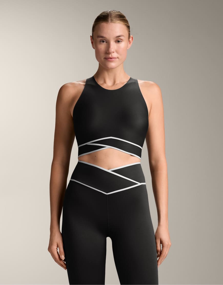 OYSHO - Perfect-Adapt - Tanktop in Schwarz mit überkreuztem Unterbrustband von Oysho
