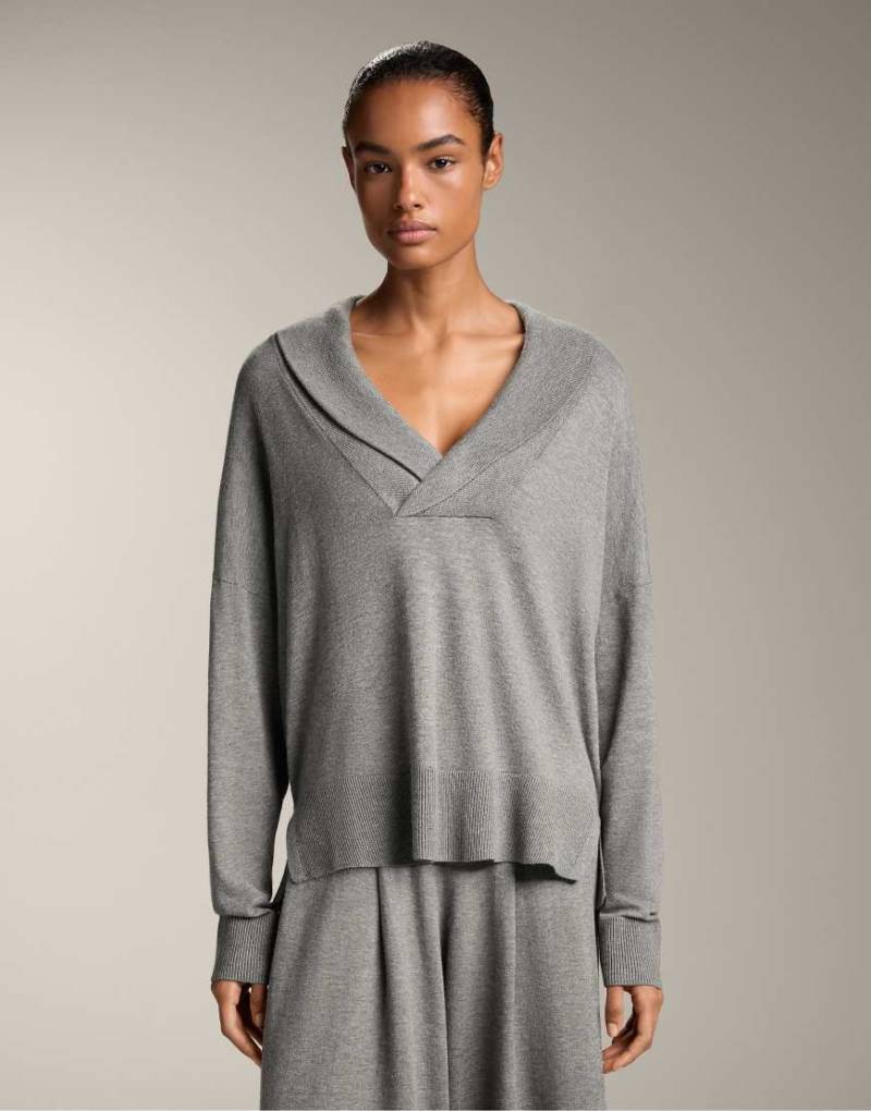 OYSHO - Pullover in grau meliert mit V-Ausschnitt und Revers von OYSHO