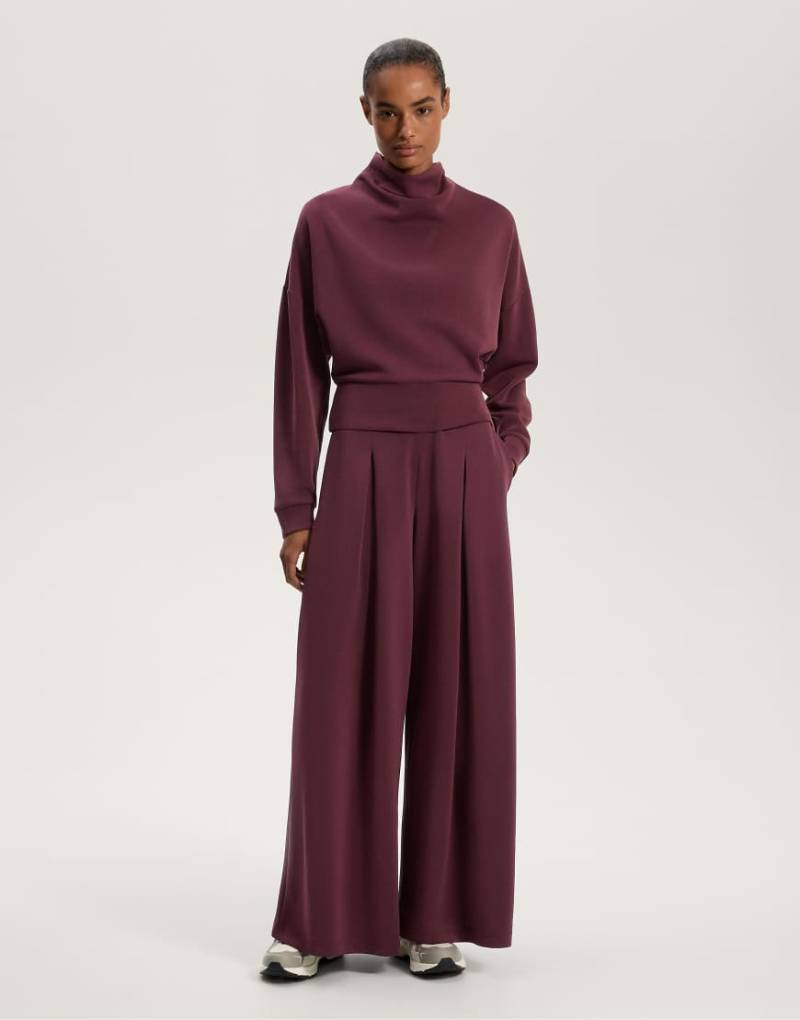 OYSHO - Rollkragen-Sweatshirt aus weichem Modal in dunklem Kastanienbraun-Rot von Oysho