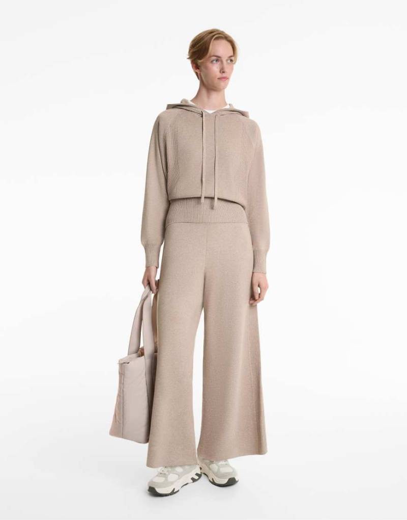 OYSHO - Seitlich gerippte Strickhose in sanftem Nerzbeige mit weitem Bein-Brown OYSHO - Seitlich gerippte Strickhose in sanftem Nerzbeige mit weitem Bein-Brown von Oysho