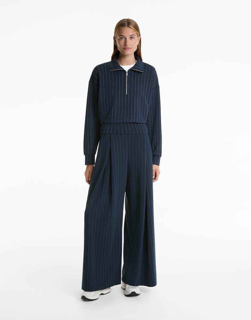 OYSHO - Soft-Touch-Hose aus Modal in Marineblau mit Streifen, weitem Bein und Bundfalten vorne OYSHO - Soft-Touch-Hose aus Modal in Marineblau mit Streifen, weitem Bein und Bundfalten vorne von Oysho