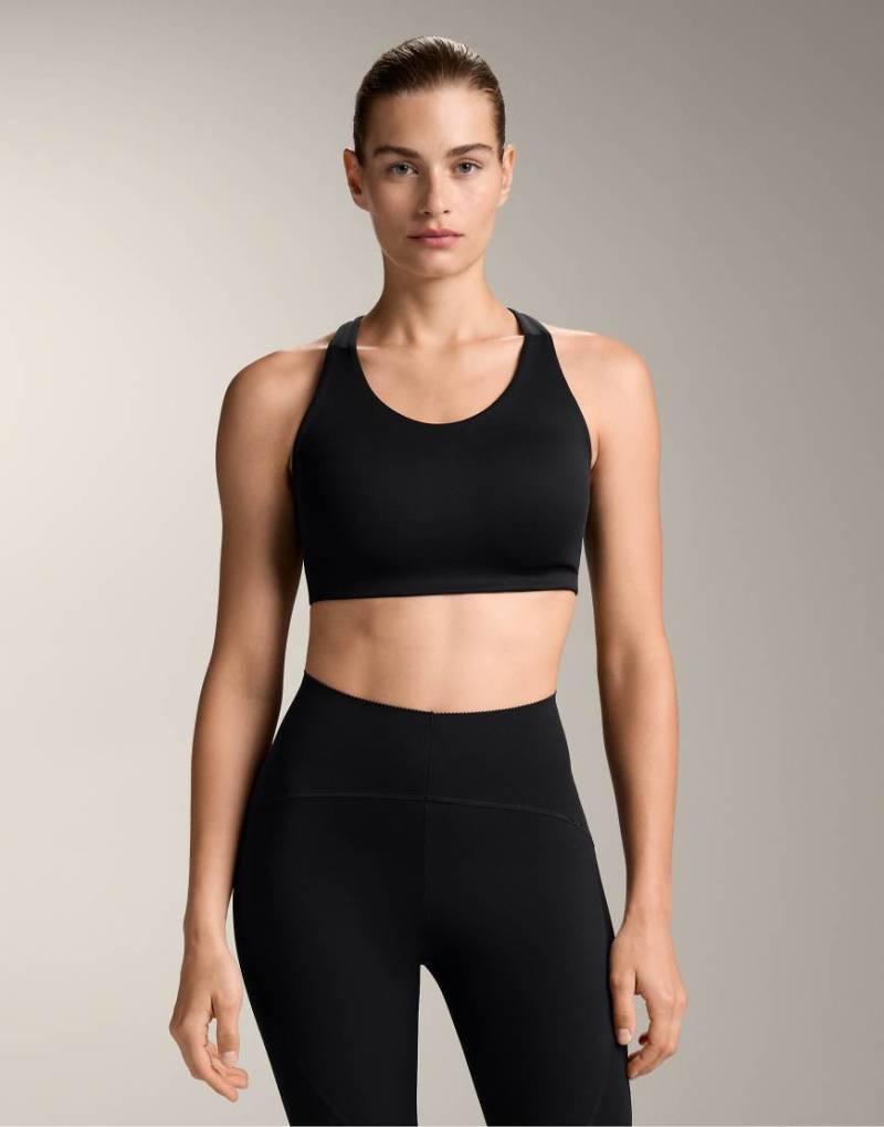 OYSHO - Sport-BH in Schwarz mit starkem Halt und überkreuztem Rückenträger-Design von Oysho